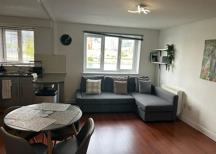 Beautiful View Apartment Near Canary Wharf